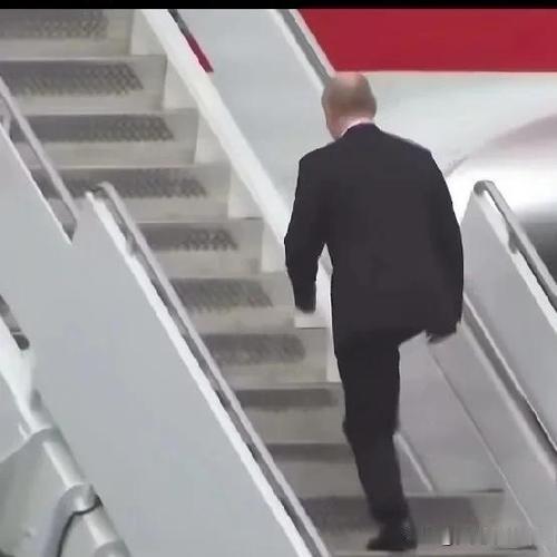 刷到俄总统登机回国的画面
矫健的步伐看着格外有感触。
 
短短两天行程，接连开展