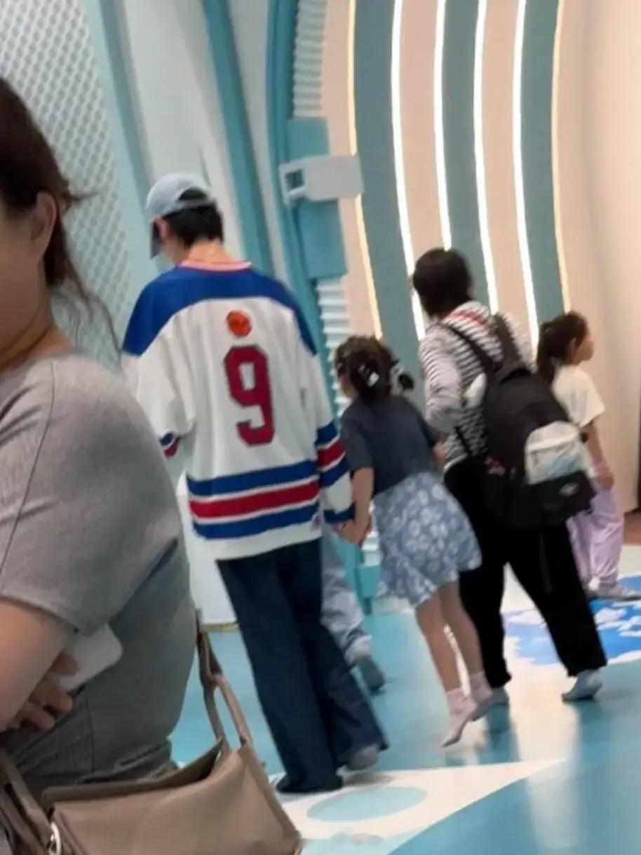 偶遇向佐郭碧婷遛娃，5岁女儿向芷长高不少，蹦蹦跳跳活泼可爱！ 