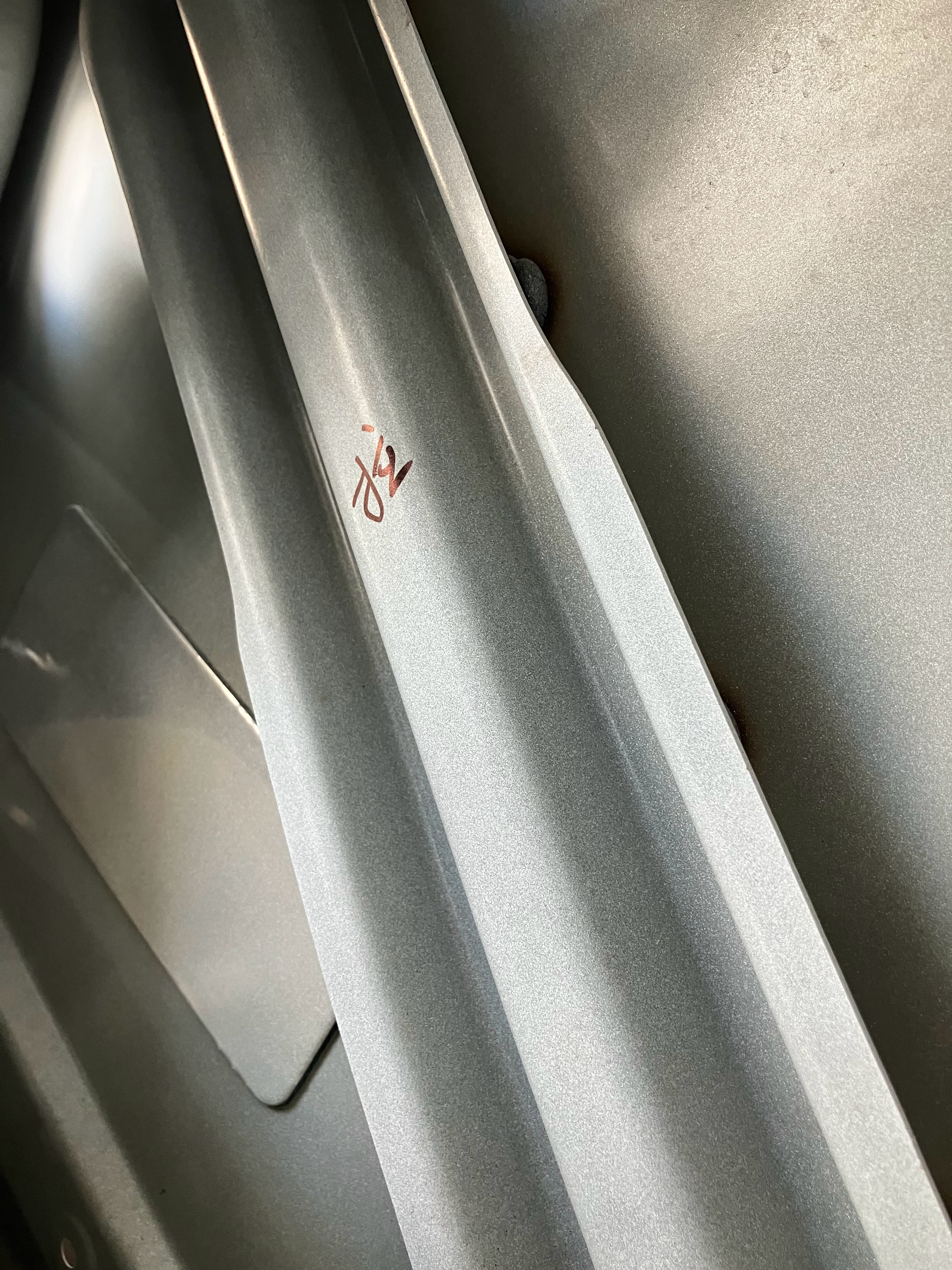 送测小米YU7车门物料代码钢印，没打码，有能力的可以溯源调查。另外，如果哪家小厂