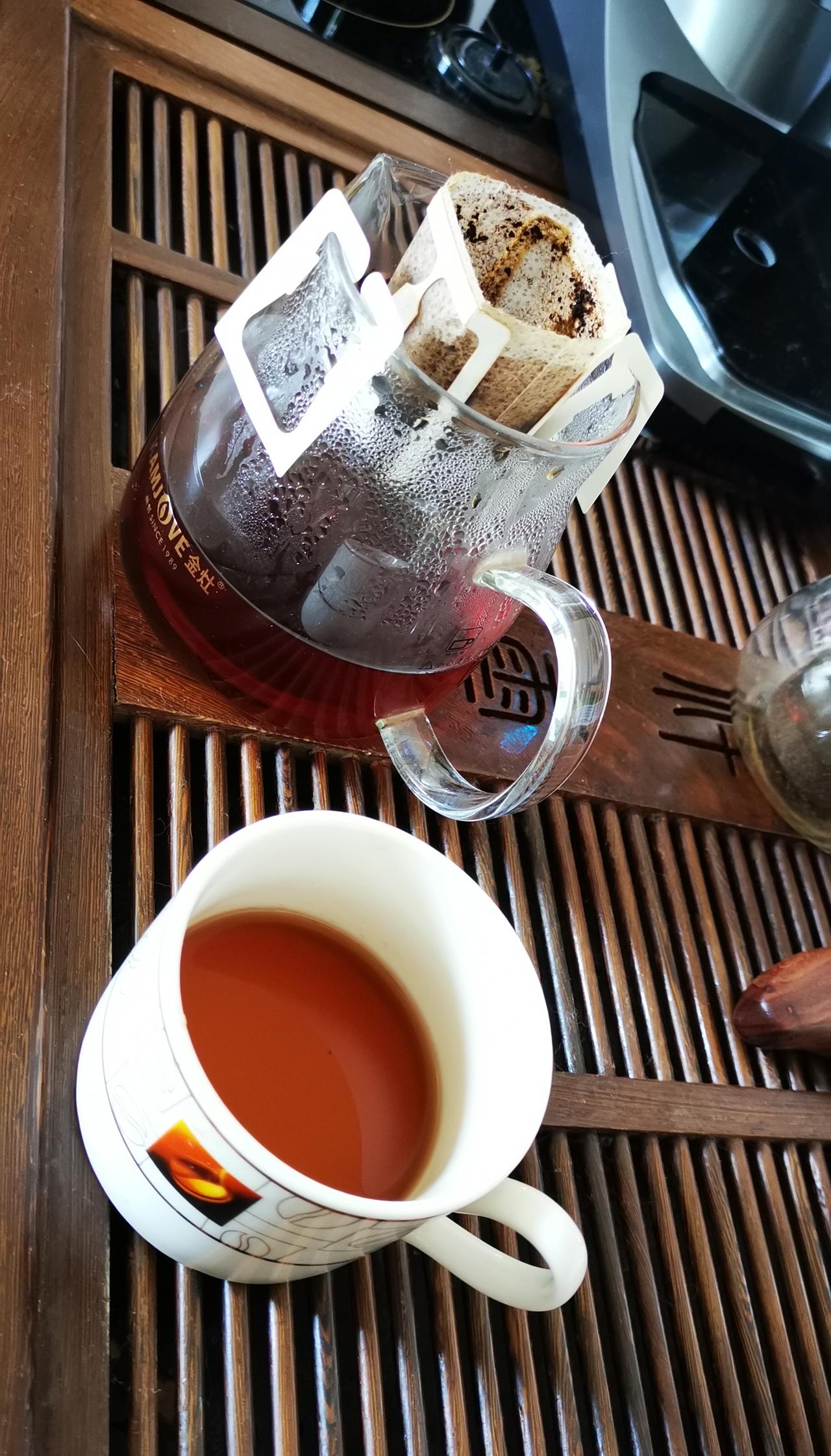 听说挂耳能降糖，
买上几包尝一尝。
饭后三杯灌胃肠，
看它血糖降不降？