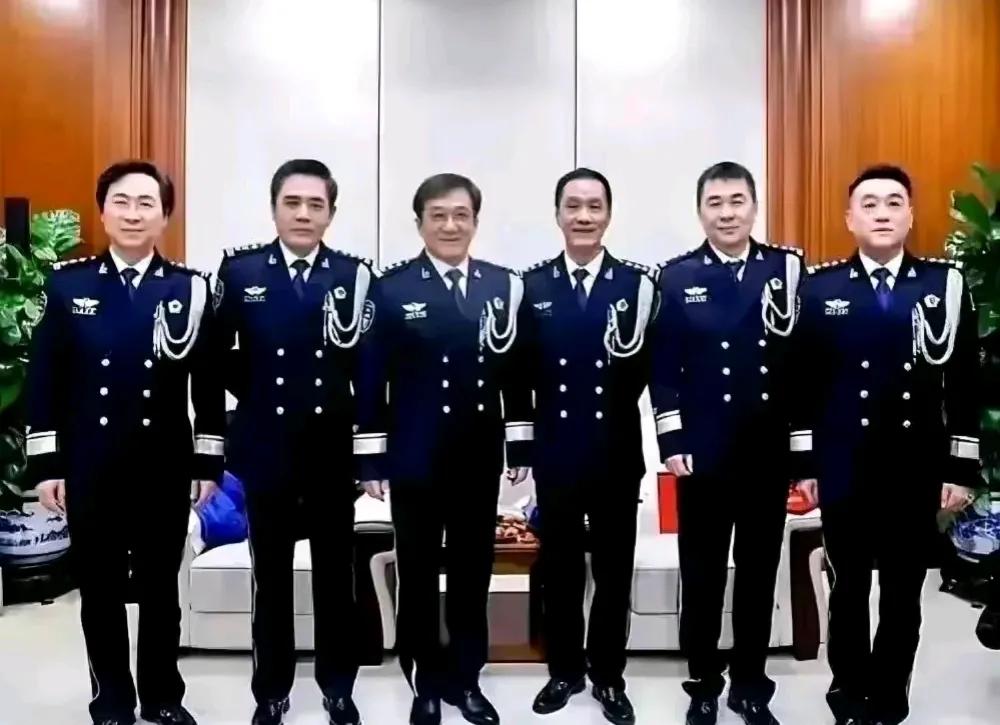 太帅了，英姿飒爽，气度不凡。同样衣服，每个人穿出不一样的感觉。陈宝国，成龙，陈建