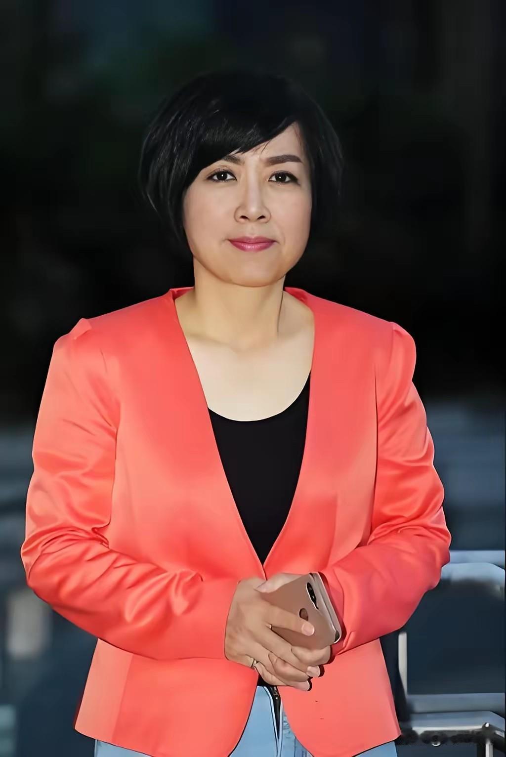 图一，支持祖国统一的黄智贤照片，一脸正气。
图二，不知什么颜色后的黄智贤照片！