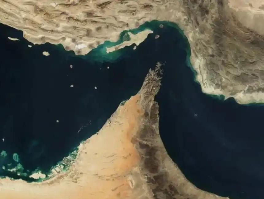 霍尔木兹海峡对伊朗经济具备双重影响，既是战略博弈的王牌筹码，也是封锁制裁下的经济