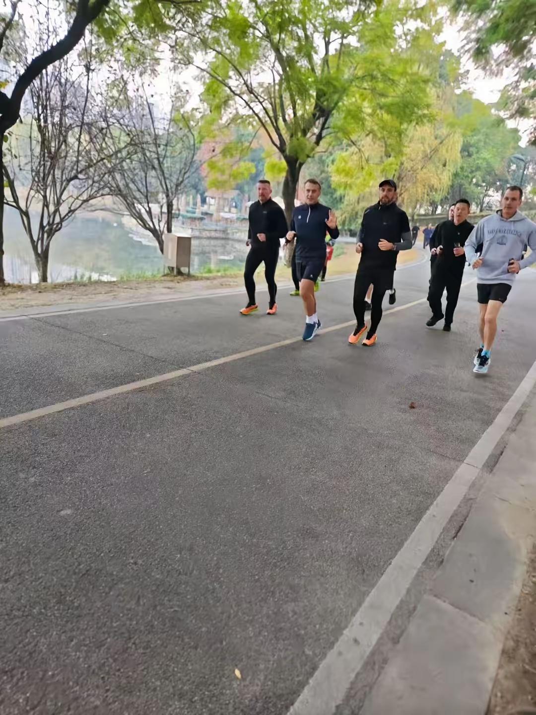 马克龙在成都晨跑。这说明成都友好\安全\人民幸福！
也说明马克龙注重健康。
马克