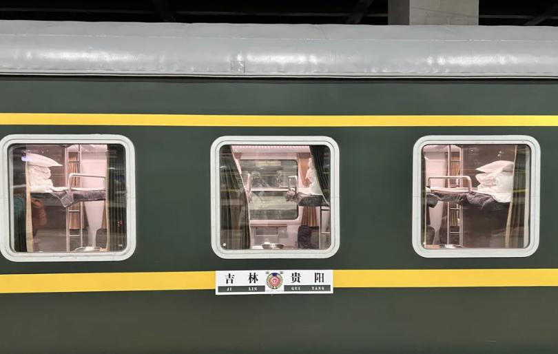 4月6日晚，一趟满载着欢声笑语的Y448次“沈铁假日·云贵四月天”号银发旅游专列