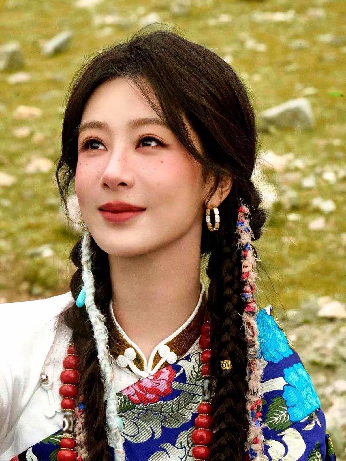 李雪导演一句话，捅破了行业里那层窗户纸。
​他说，没有杨紫演的白菊，就没有《生命