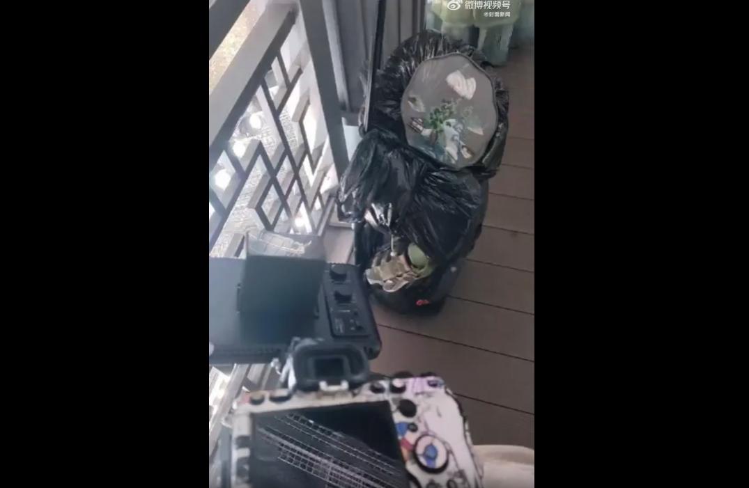 河南开封万岁山景区，摄影师沙先生用专业相机为妻子拍纪念照，遭保安以“禁止商拍”连