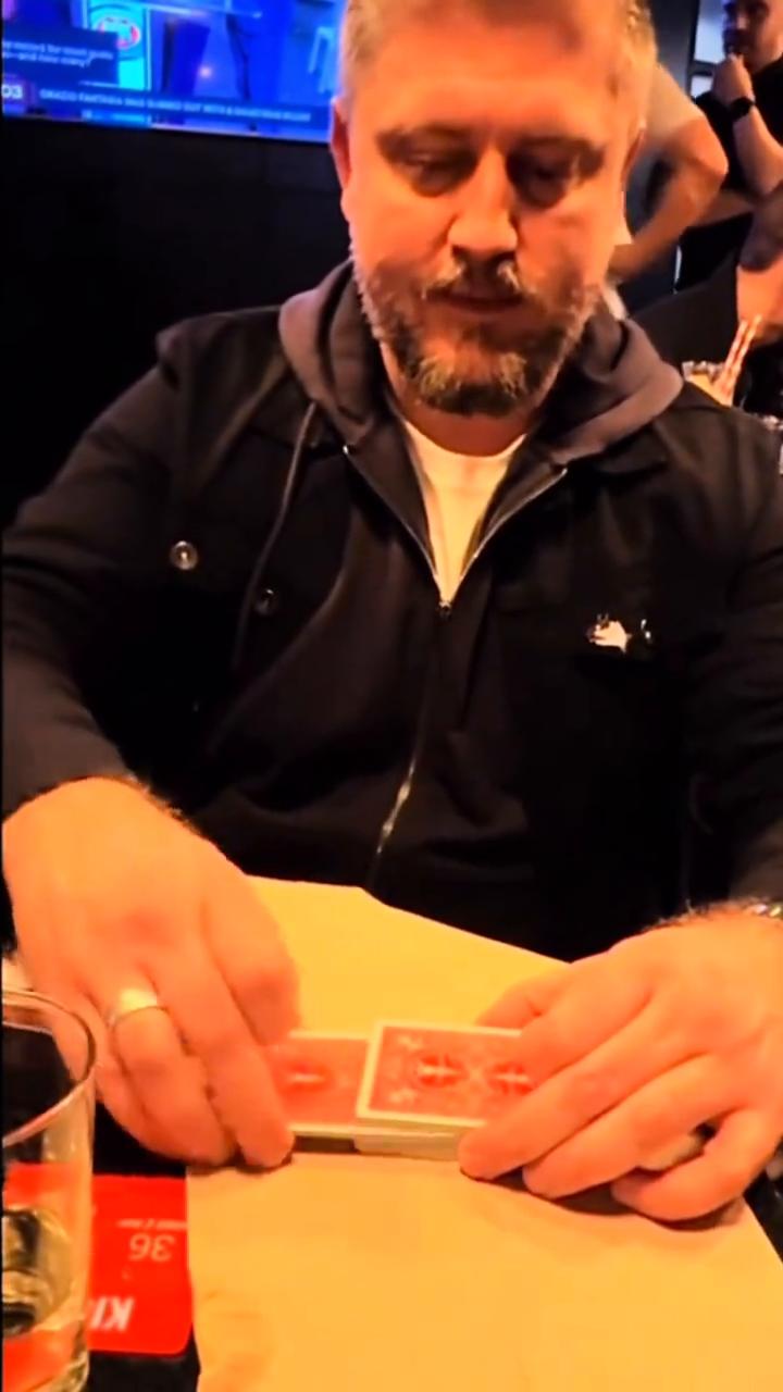 适合新手的魔术：找4A。
大家好，视频中的杂牌找出4A是如何做到的？非常的简单。