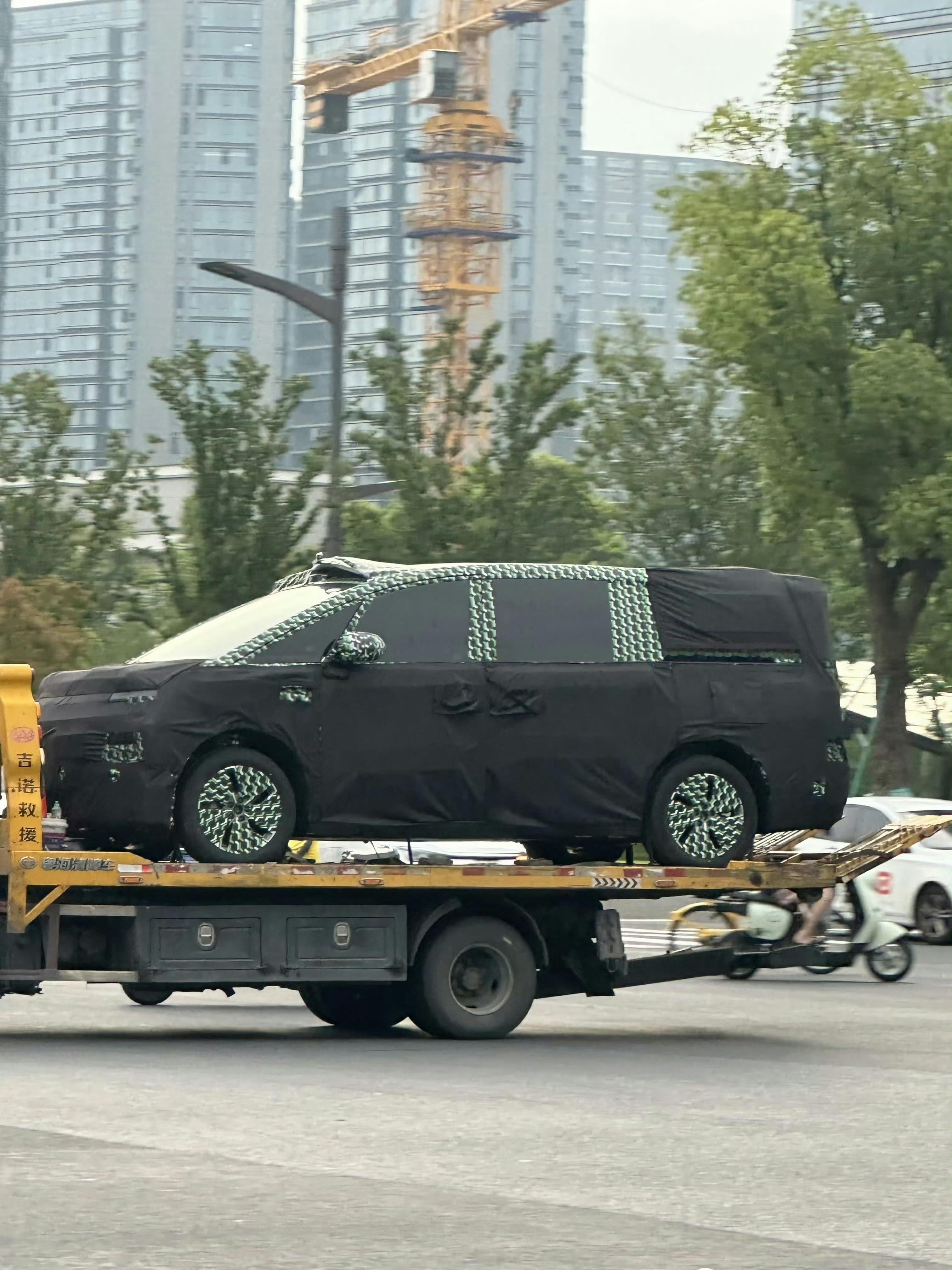 零跑的半价 MEGA？[偷笑][偷笑]这是零跑 D 系列的首款车型，这也是零跑品