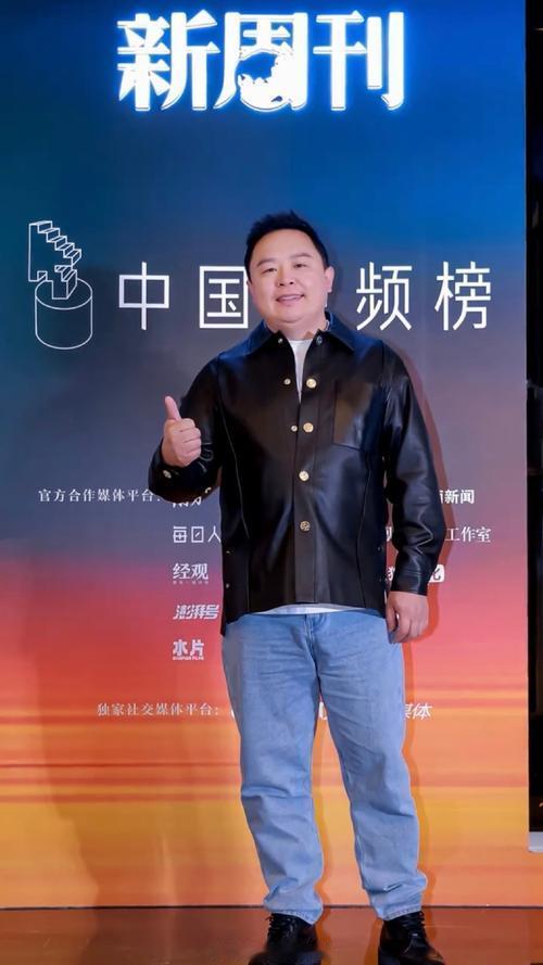 2026年7月13日，德云社相声演员阎鹤祥在社交平台发布视频，自曝因膝盖不适就医