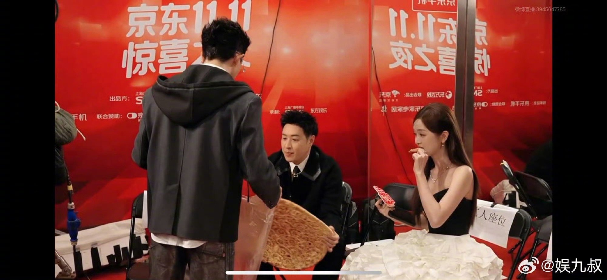 SHarK后台给吴宣仪潘玮柏分馕吃SHarK这波投喂太绝了！超大馕直接把吴宣仪潘