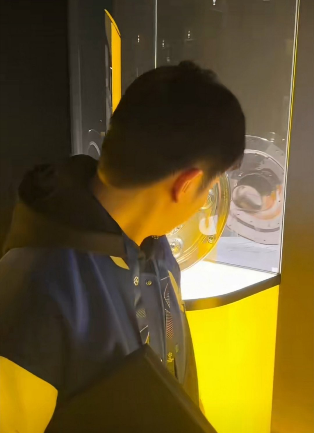 樊振东现身多特蒙德奖杯陈列室，黄黑荣耀与乒乓传奇梦幻联动樊振东参观多特奖杯陈列室