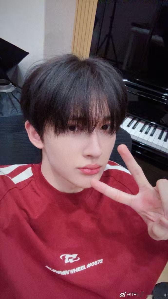 余宇涵换头像 余宇涵换头像后辨识度飙升，库里的造型太适合他，少年气和运动感兼具，