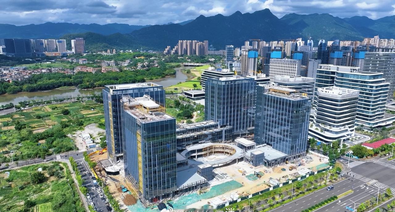 / ◌高新区隆恒科技生产基地由5栋高层建筑组成，主要是以生产厂房、研发检测车间，