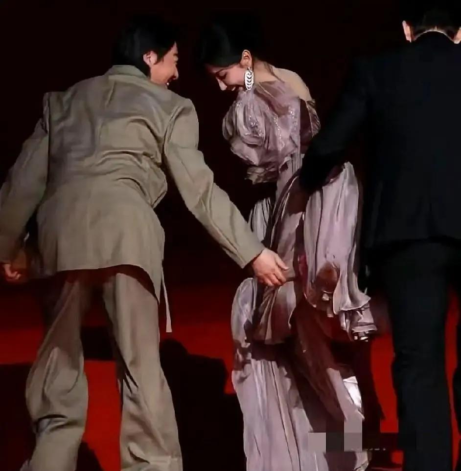 别再教艺人怎么微笑了。
张彬彬在红毯上，一把攥住毛晓彤差点被踩的裙摆。
他当时没