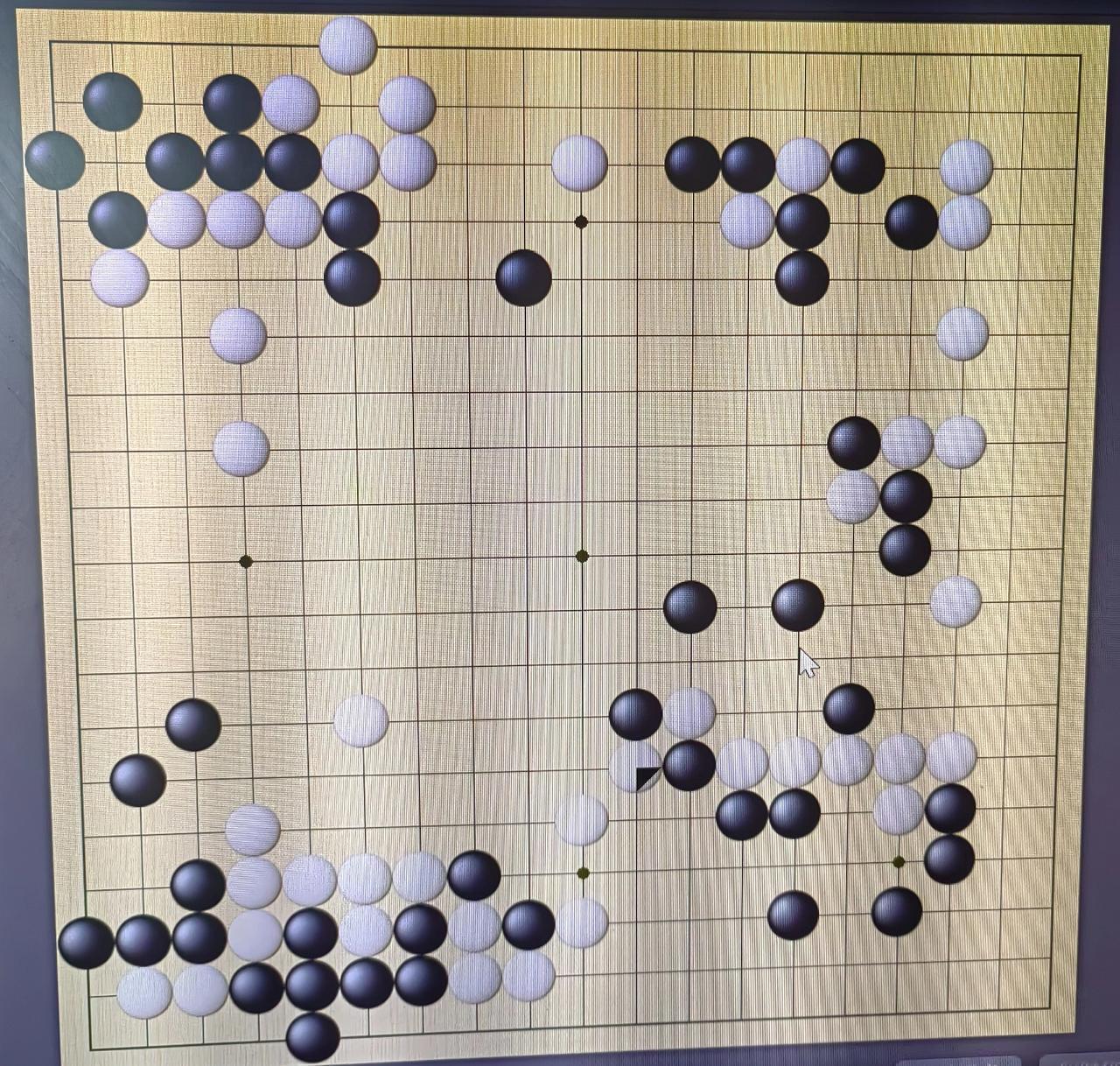 梦百合杯围棋赛女子组
         吴依铭～崔精
    风云突变，吴依铭失