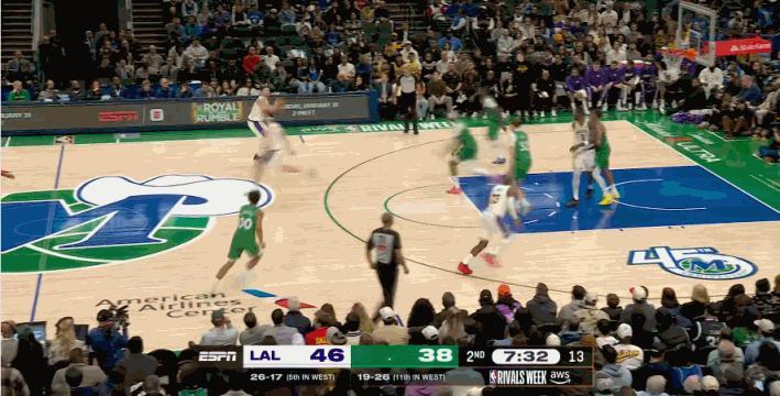 到底还是老了！詹姆斯溜底线空接失败了！
在今天NBA常规赛湖人对阵独行侠的第二节