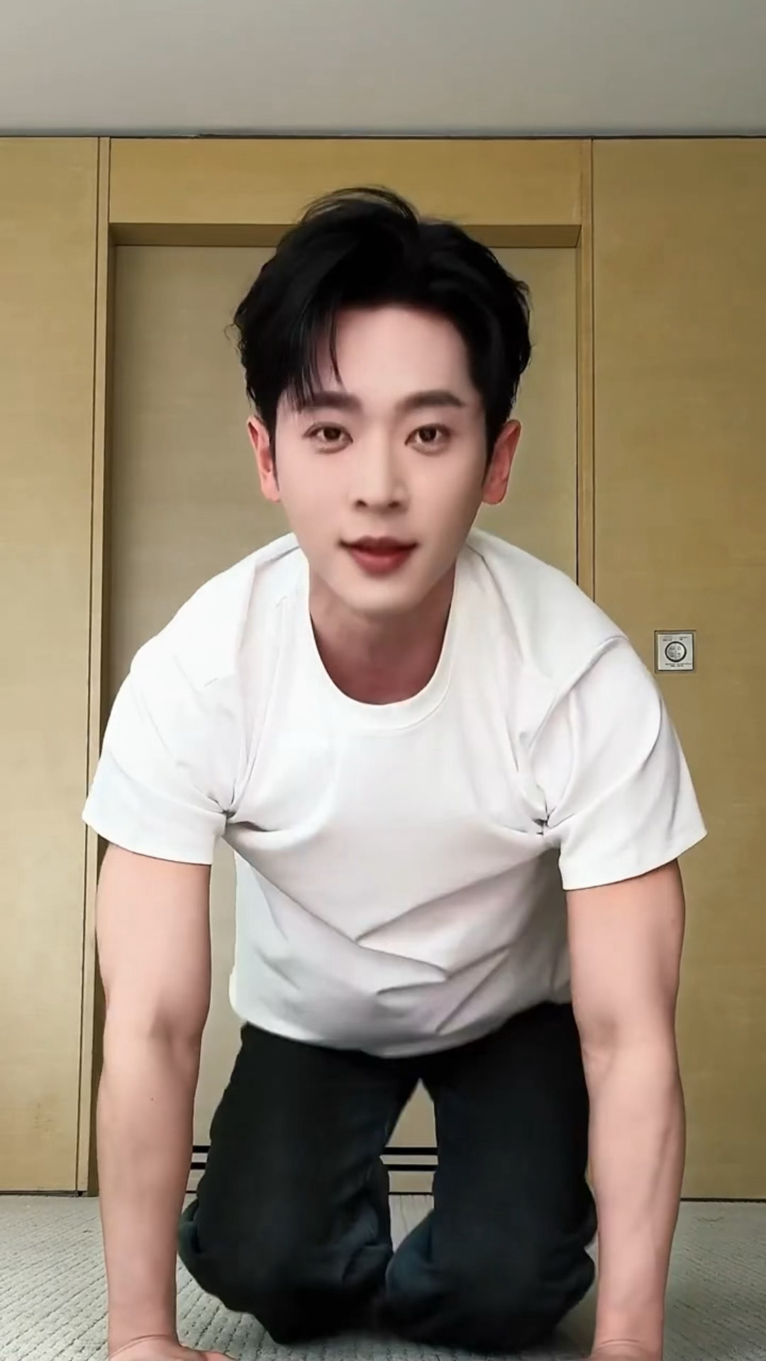 丞磊平板支撑挑战，此男这手臂肌肉线条