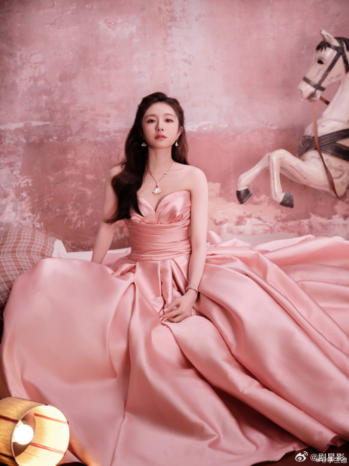 李兰迪粉色蓬蓬裙 公主半扎发的造型搭配了这一回李兰迪粉色蓬蓬裙，甜美又觉得娇俏灵