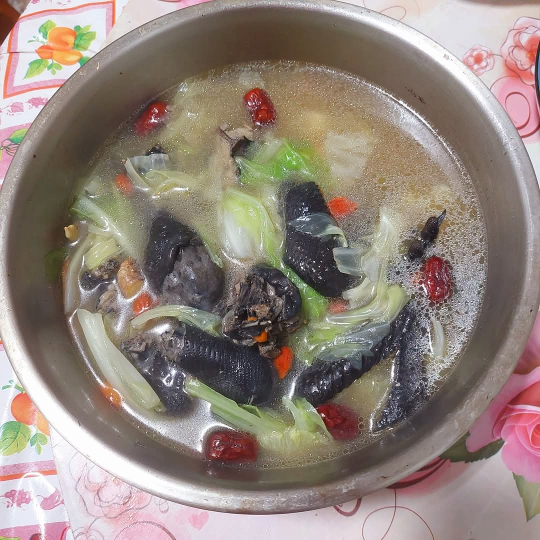 👨👩👧👦美味的晚餐～冷冷的天氣煮藥膳高麗菜烏骨雞湯，給家人暖心又暖胃哦！