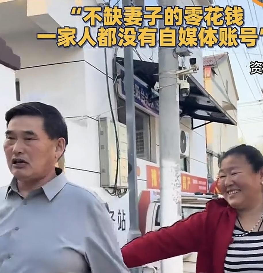 大衣哥朱志文真是人间清醒，因为阻止妻子直播，直接摔碎两部手机，直接过去抓住妻子正