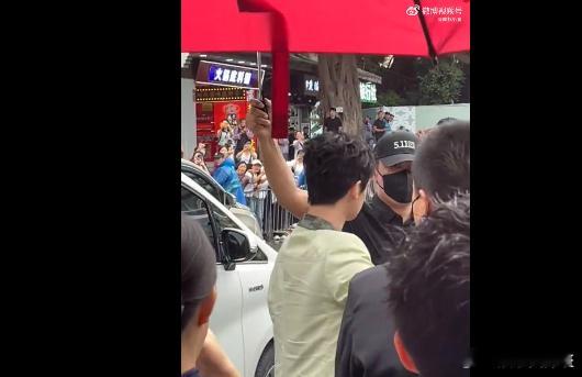 杨洋来了，还要夹道欢迎，明星越来越高贵，现在是个明星都这么大排场，这些人闲的慌，