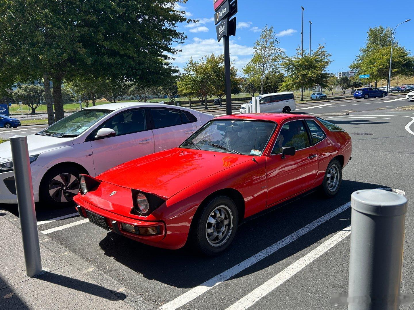 1976 Porsche 924，到哪都是稀罕物件。 