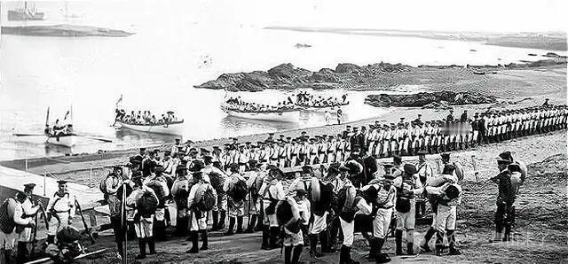 1897年11月14日，德军突然登陆青岛栈桥，史称“胶州湾事件”，从此青岛开始成