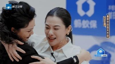 刘璇奖牌带上那一刻真绷不住了谁还记得悉尼奥运会从平衡木上跳下稳稳落地的冠军刘璇！