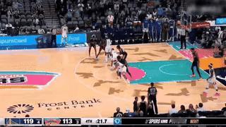 太有趣了，在昨天勇士险胜马刺的比赛出现了库里非常有趣的一幕，这一幕直接让球迷都笑