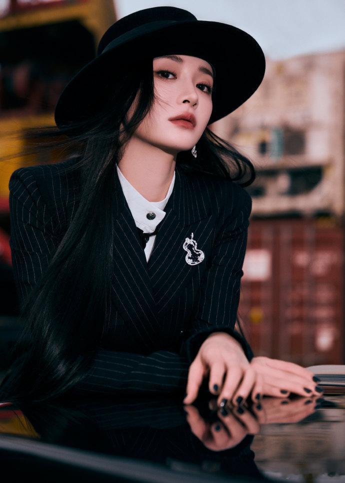 周洁琼冷感拽姐妆周洁琼野生眉封神被周洁琼的尖叫之夜造型狠狠戳中！冷感拽姐妆高级拉