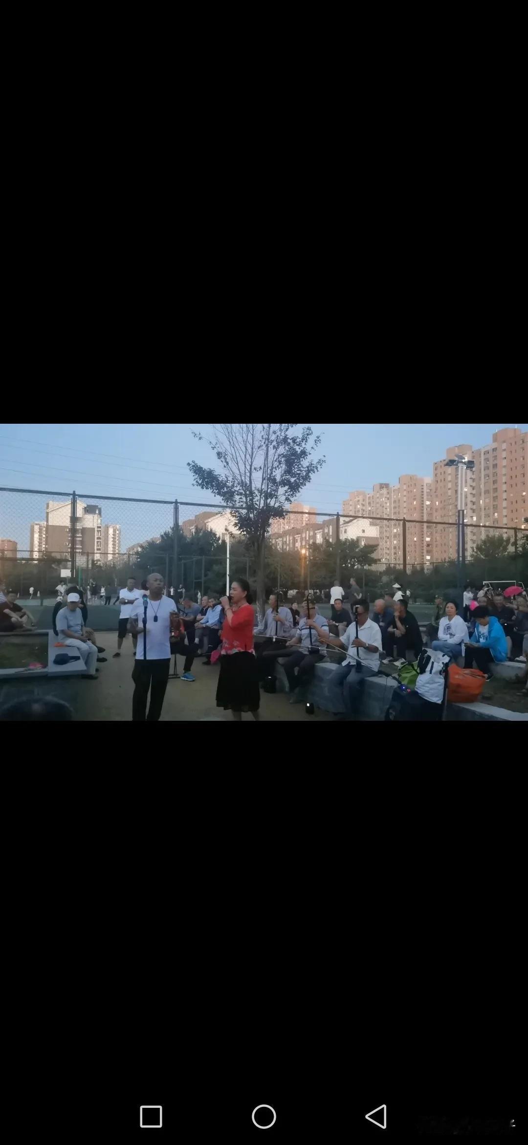 长春全民的夜生活景观，独具一格。
在宽城区新隆社区海棠园，最近更有来自居民的二人