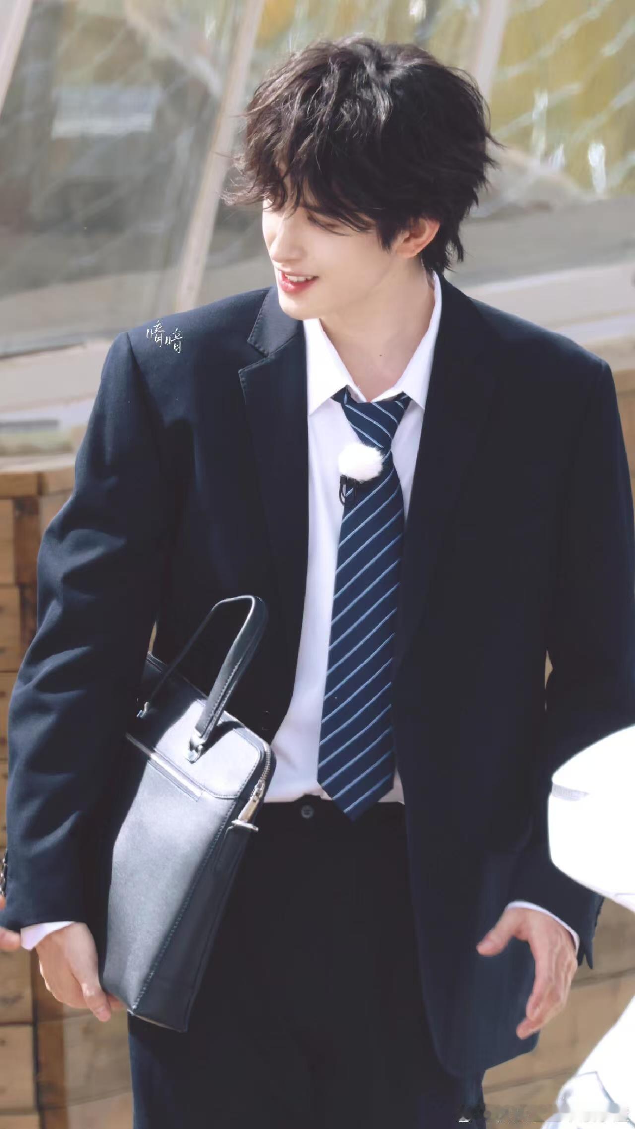敖瑞鹏日系男大敖瑞鹏卷毛制服敖瑞鹏日系男大，好帅好帅，[心][心] ​​​