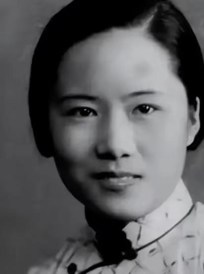 她帮美国造出原子弹，37年后回国，见到周总理第一句话是：“我找不到父母的坟了。”