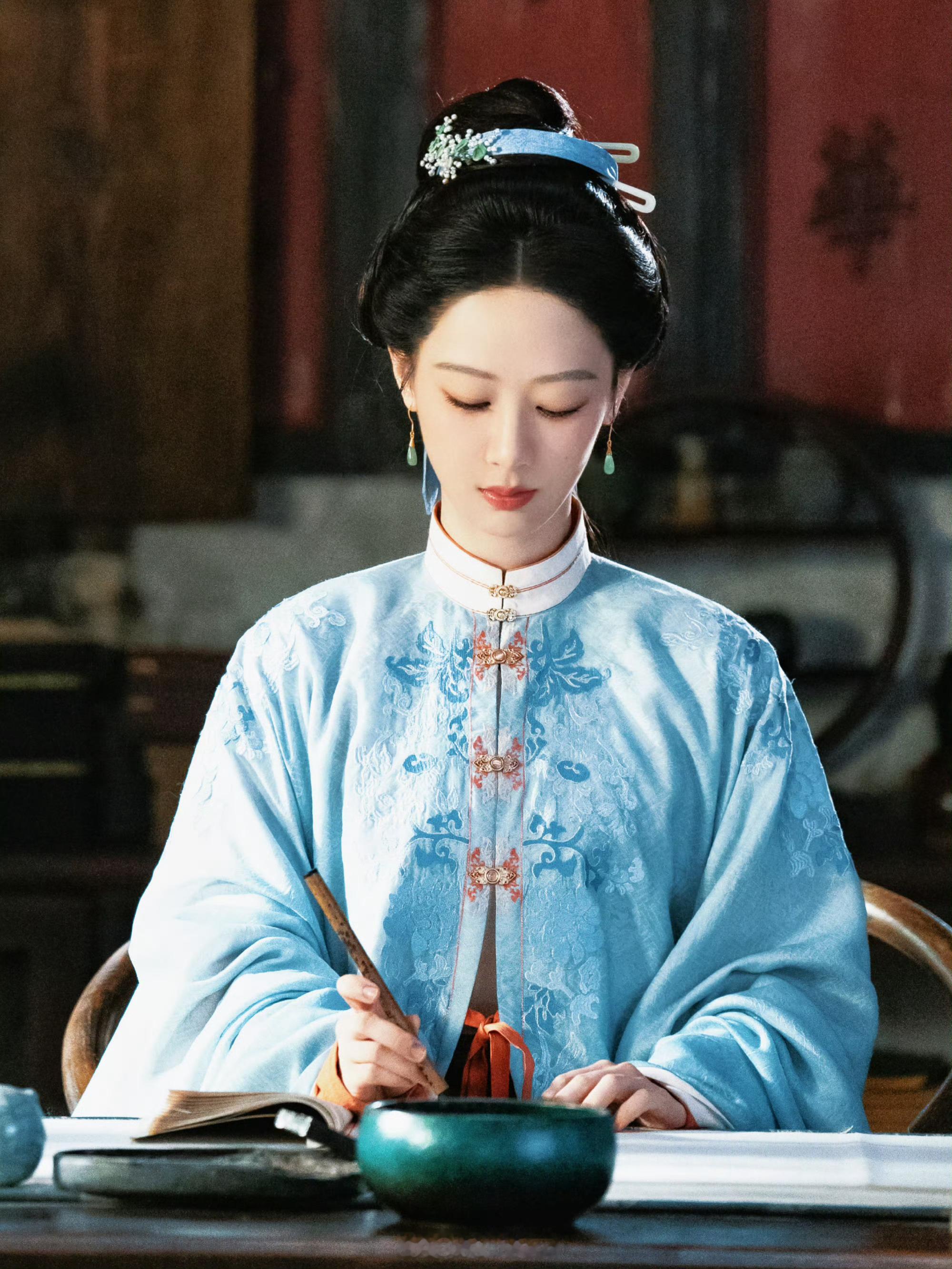 杨紫杨紫李祯 杨紫家业 手握毛笔的李祯坐姿端庄大气家业还在🥝热播期继续挂播看家