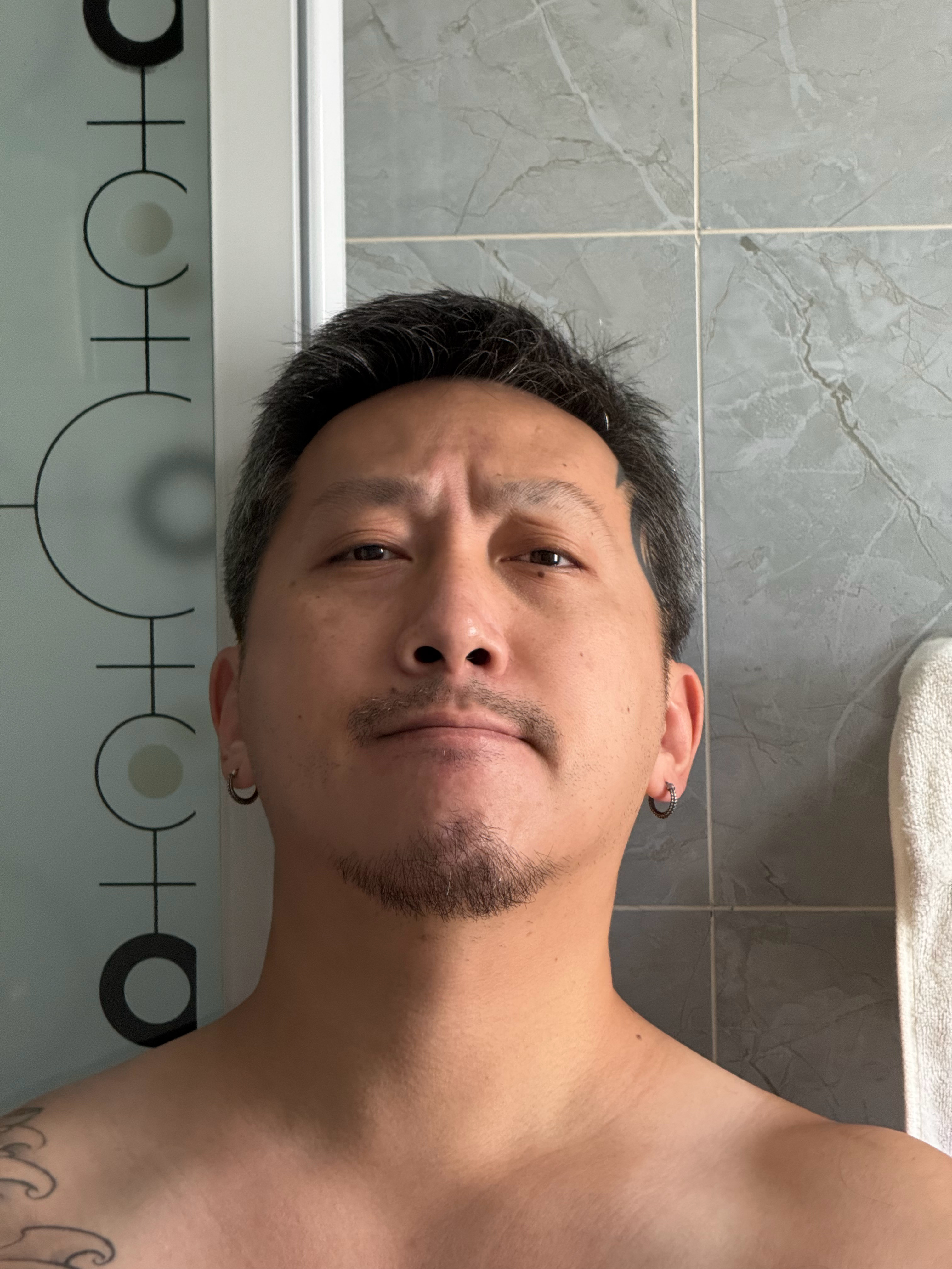 头发又留了一个月，昨天让托尼老师把两边修了修，结果回来一看变成了大傻头！这下出门