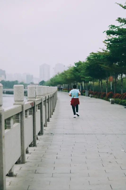 一个人跑，想快就快，想慢就慢，想停就停，完全跟着自己的节奏来。不用在意旁人的目光