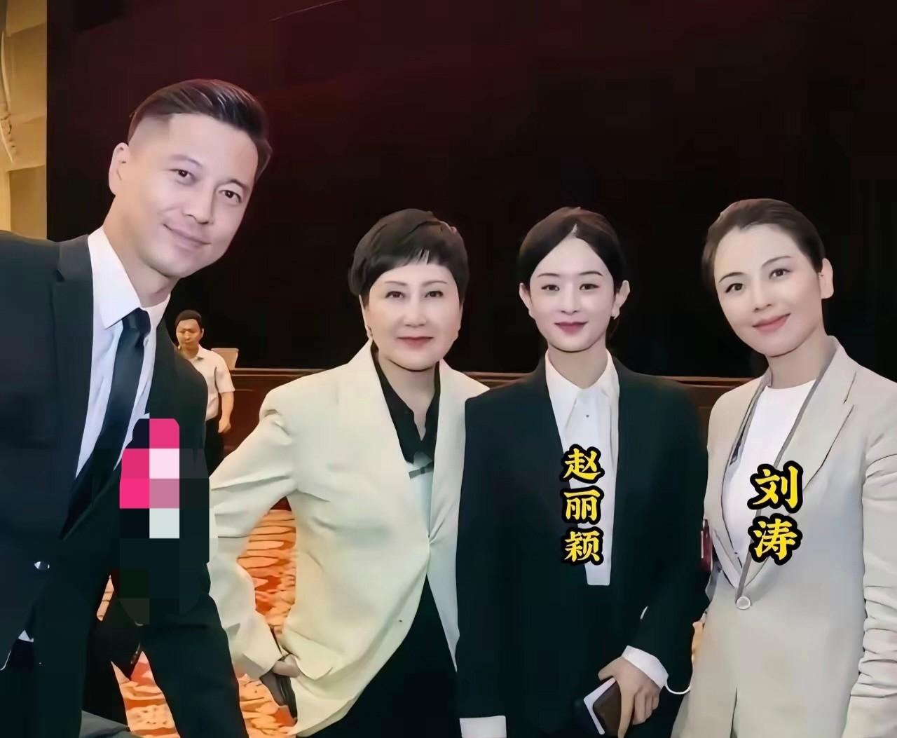 这几位合影中，右边的两位都认识吧？左边这两位你看出来是谁吗？左一这位帅哥出演电视