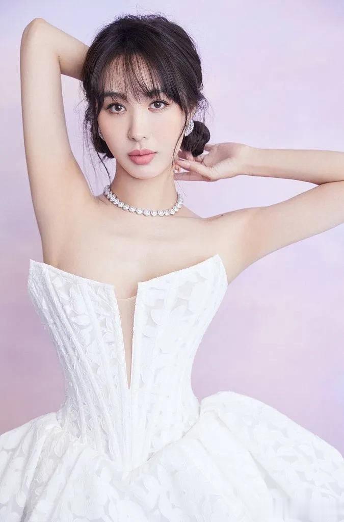 李菲儿直播带货翻车！短裙暴露大腿粗壮，摆脱黄晓明后事业再度起航

近日，李菲儿的