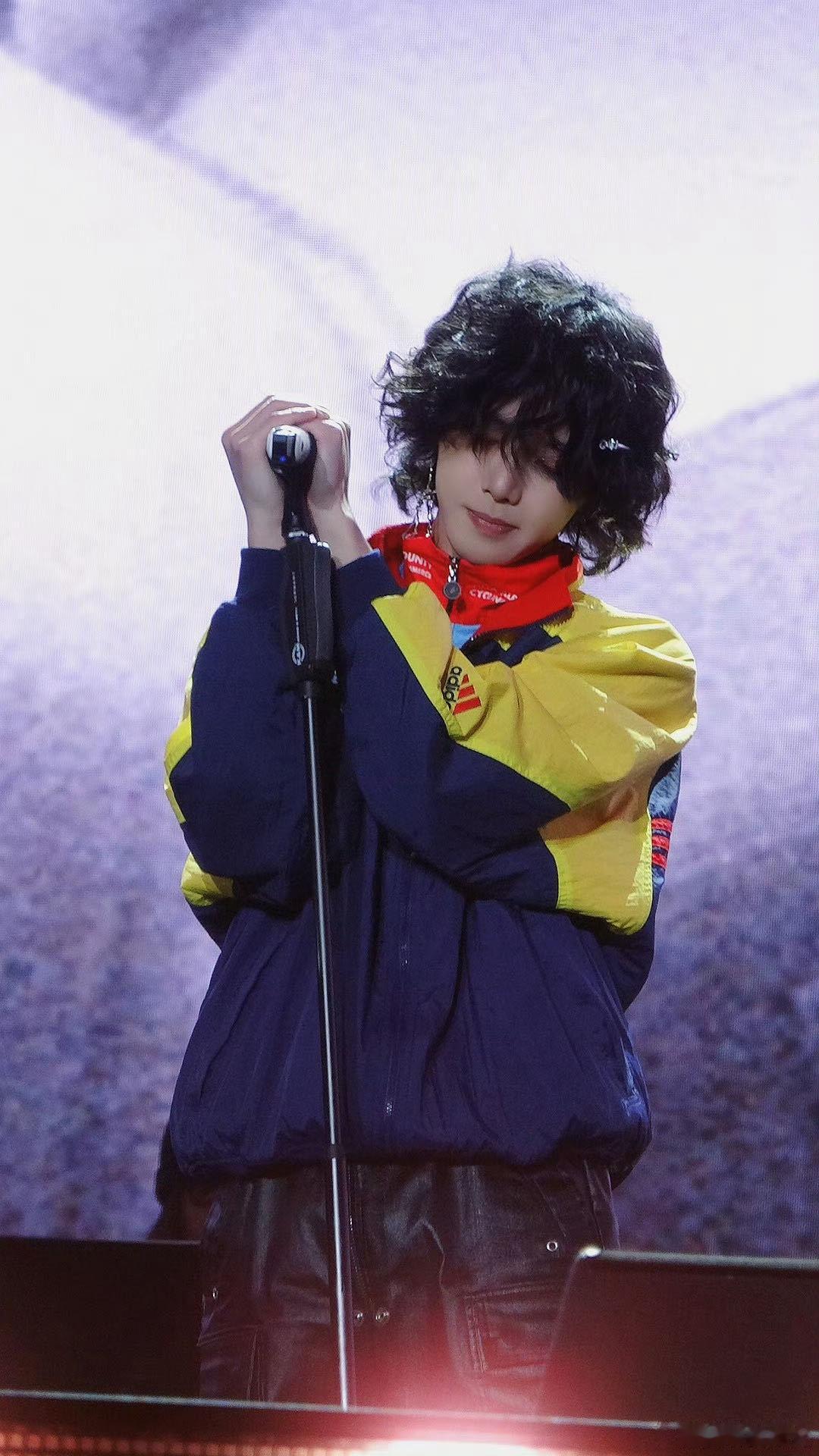 华晨宇今天是黄油蜂蜜面包吧 刷到华晨宇《声鸣远扬2025》上班图，穿羽绒服软萌感