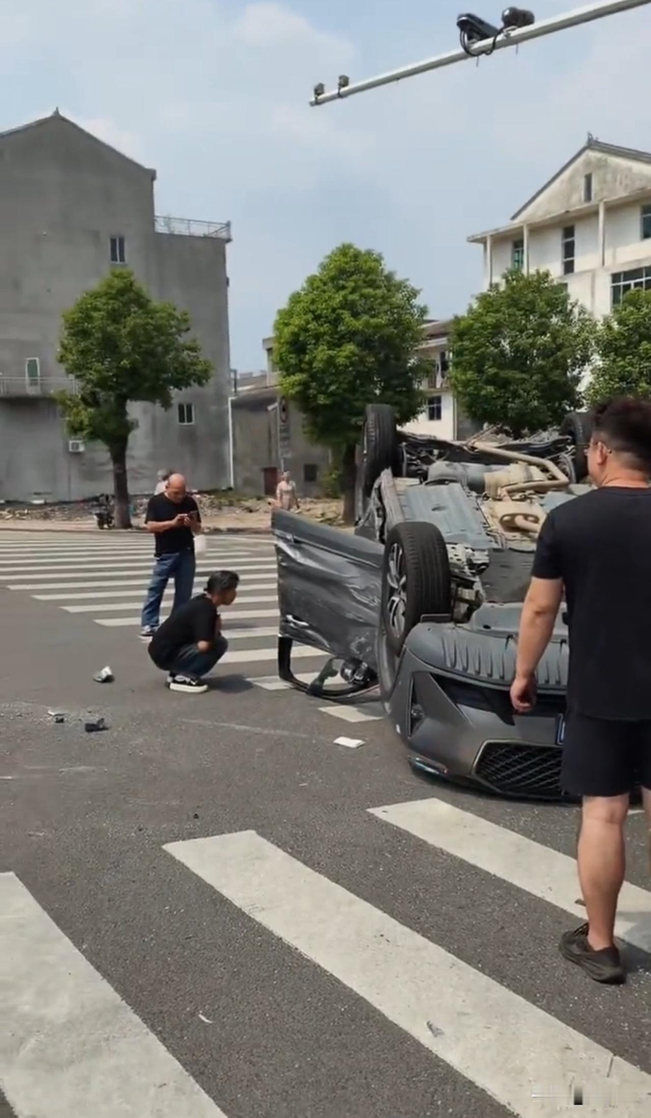 路桥蓬街发生一起交通事故！私家车与公交车相撞，私家车直接四脚朝天！

网传视频显