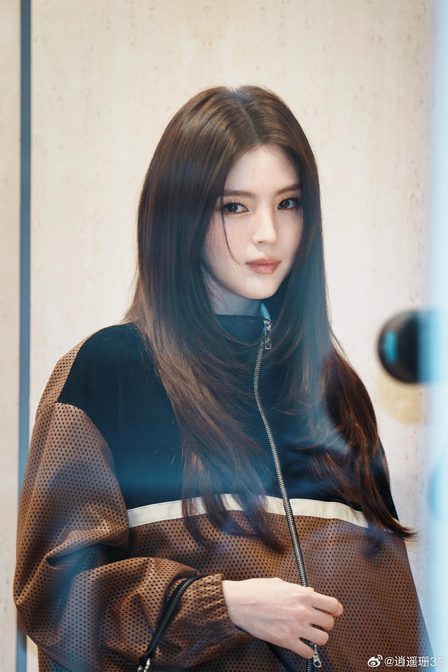 终于懂什么叫美得毫不费力，简简单单的妆发反而衬得她五官更精致，清冷挂的天花板。韩