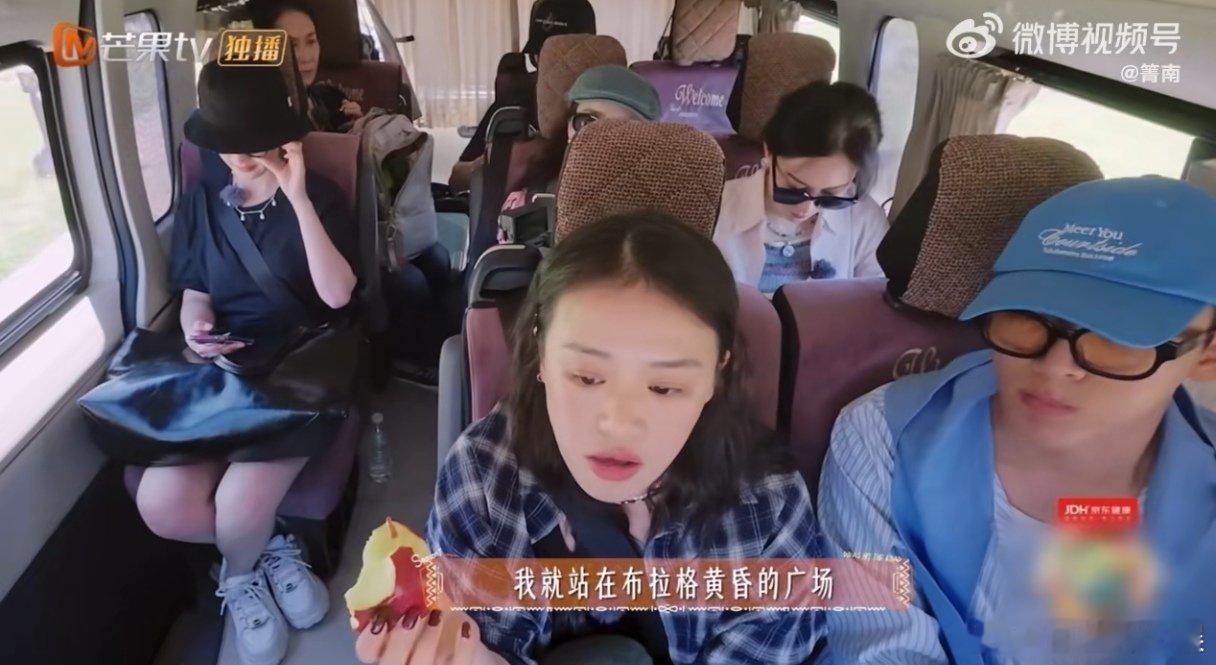 马思纯的嘴忙不过来了 马思纯这段太有生活感了！提到去布拉格，大家车上练歌，她一边