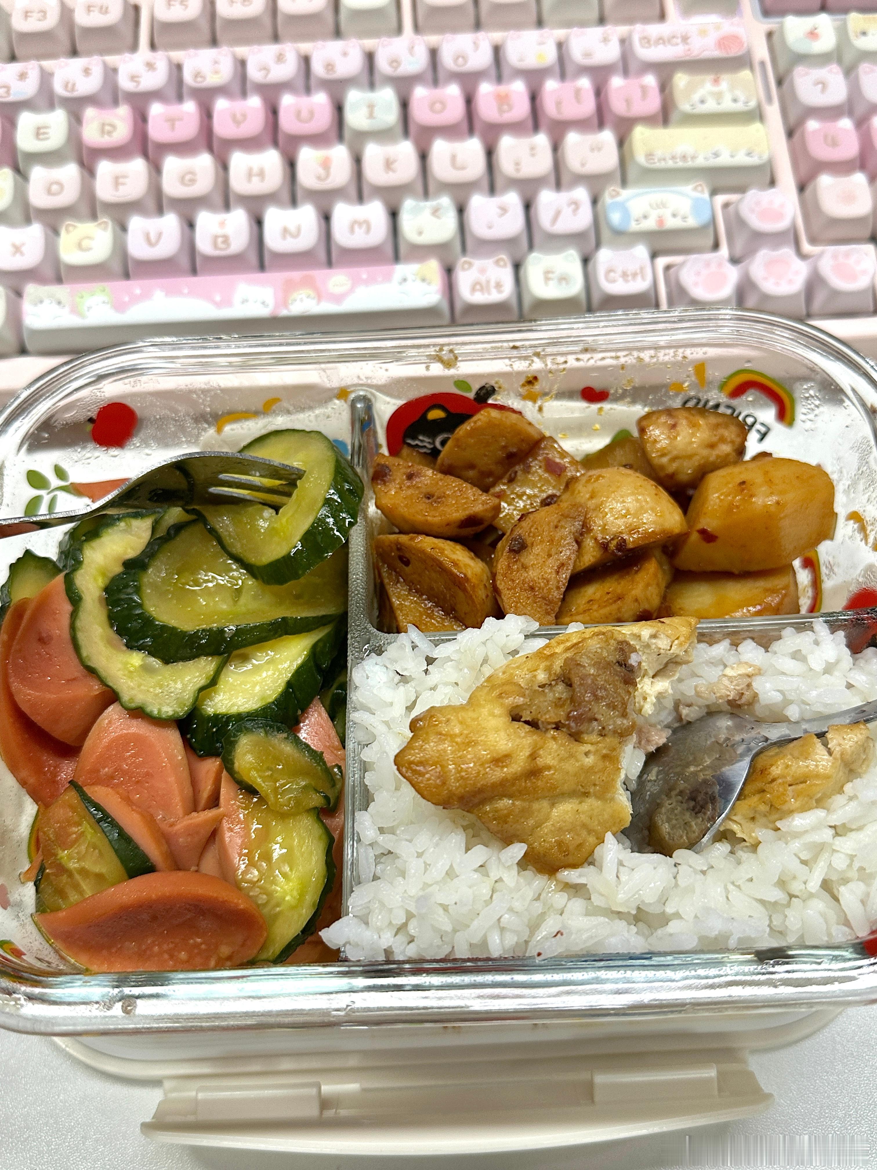 午餐🥣：火腿🥒土豆炖鱼丸被我切的看不出土豆还是鱼丸煮出来长一样了还有同事给的