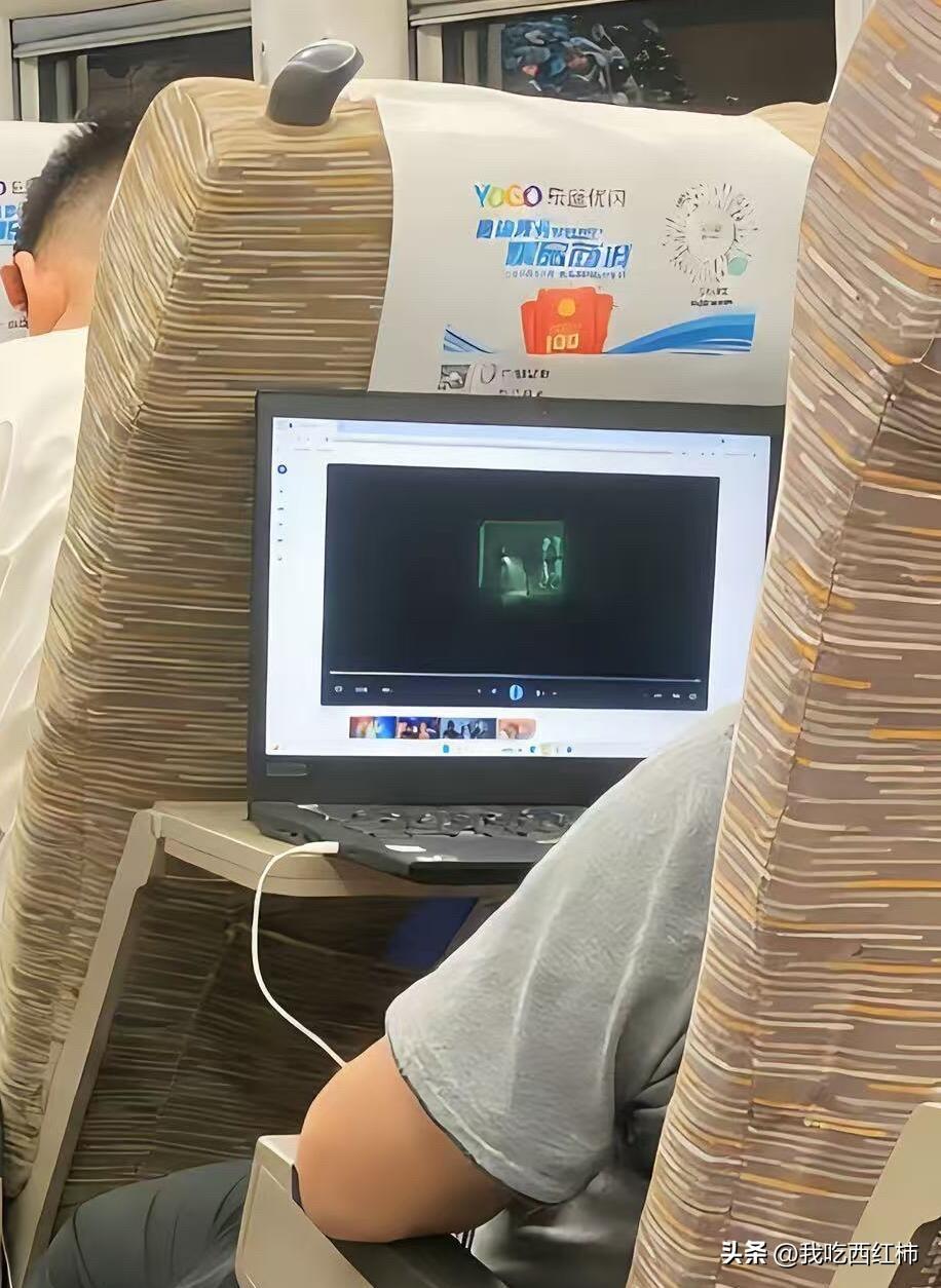 高铁上感受世界的参差
回家的高铁上，过道对面看起来像刚工作的年轻人一直在边打电话