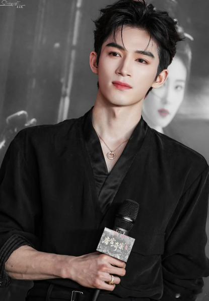 王星越工作室土味情话王星越今天追剧团造型帅得权威又亮眼，《唐宫奇案》剧情全程高能