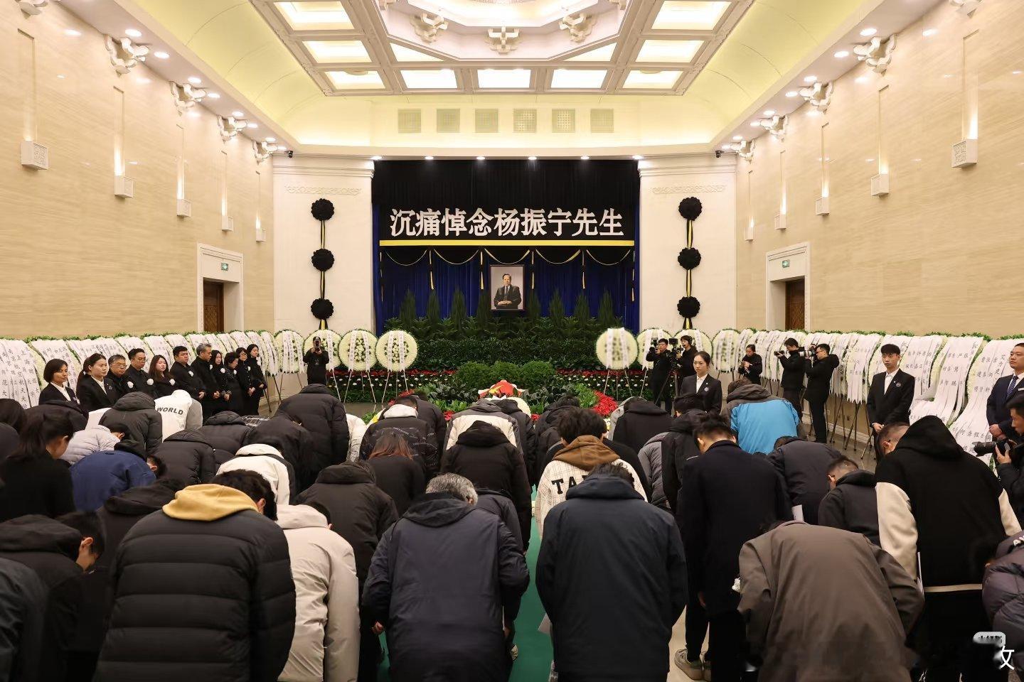 杨振宁先生遗体告别仪式今日举行送别杨振宁先生[蜡烛][蜡烛][蜡烛]！热点现场 