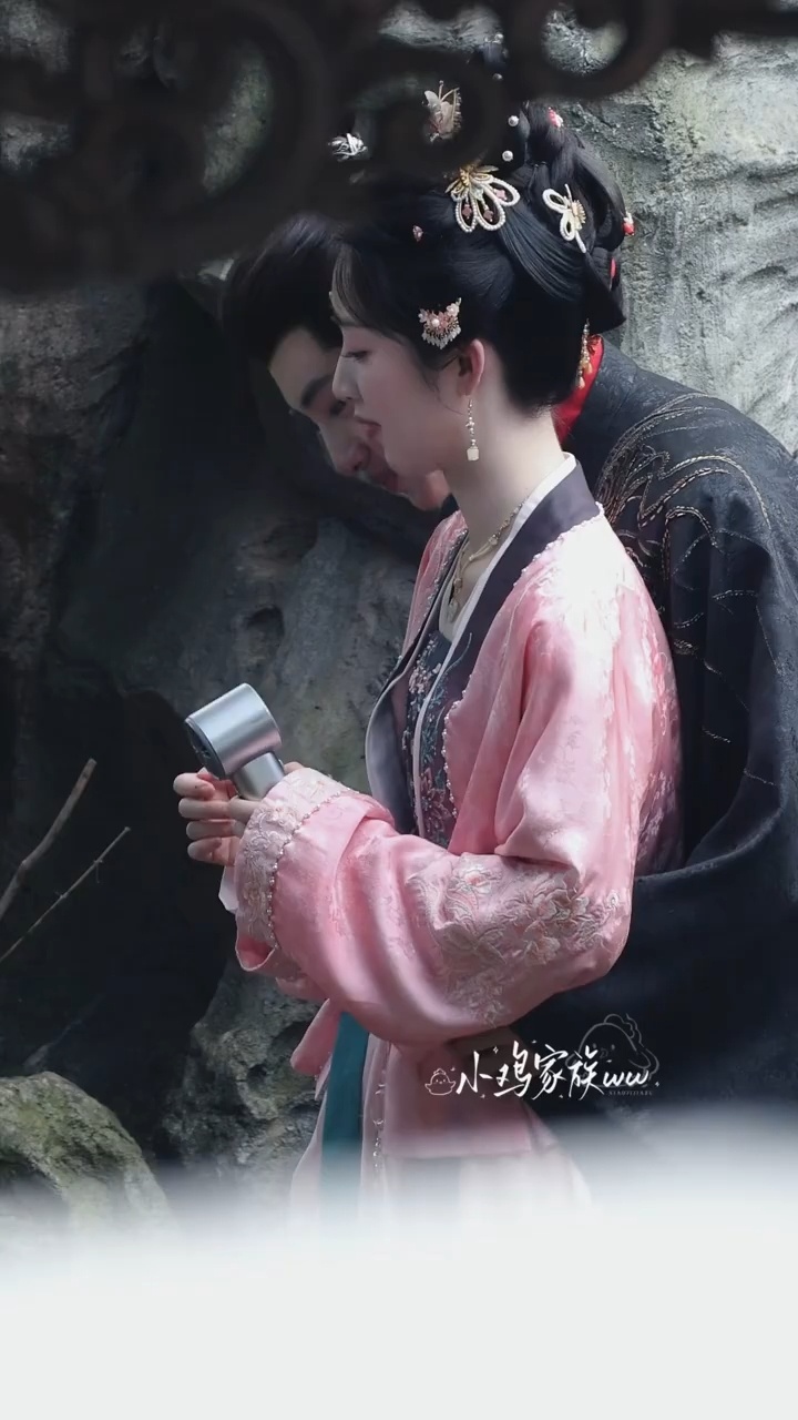 所有人来感受恰逢春这个低头埋肩！！就这个少年夫妻风味十足...怎么还有公主抱环节