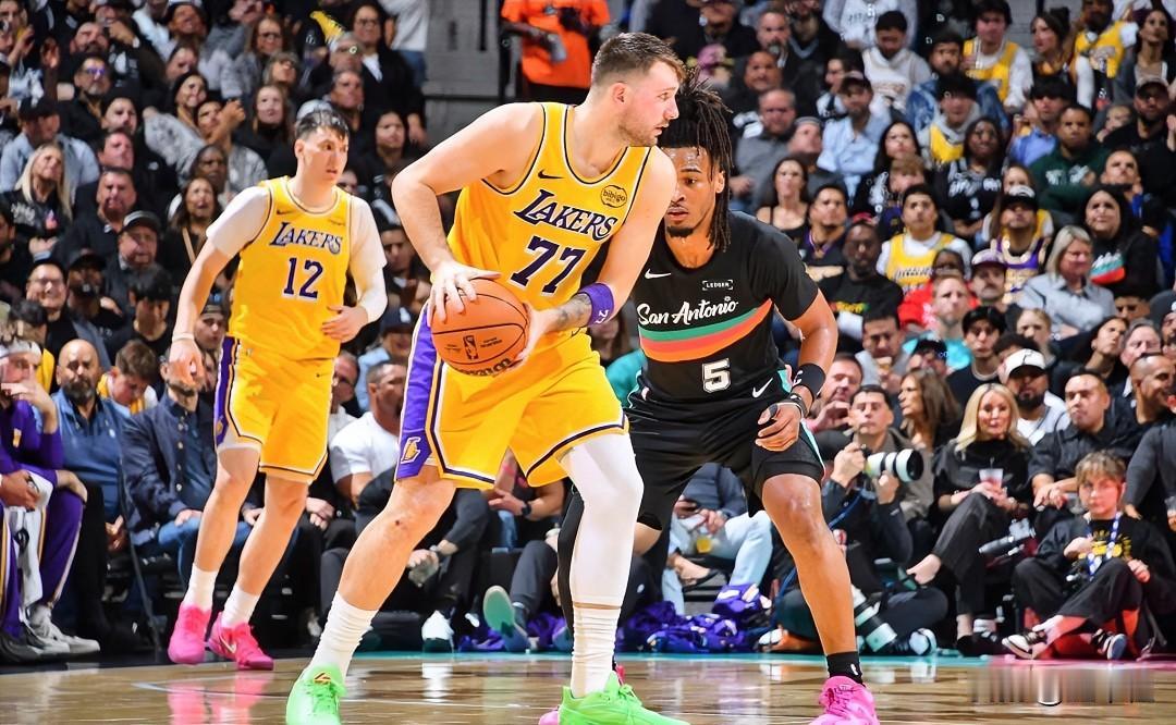 湖人负马刺！浅聊三点观感。

1，“文班别上，东契奇别下”，这就是湖人本场真实心