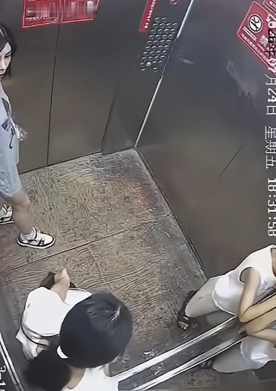 仙桃电梯内打架的两女子在有关部门的调解下，已经达成和解，双方都签下谅解书，这是好